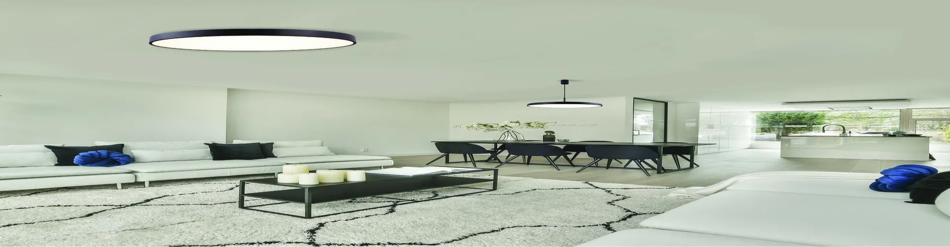 Plafon czy żyrandol – które oświetlenie lepiej sprawdzi się w Twoim wnętrzu?